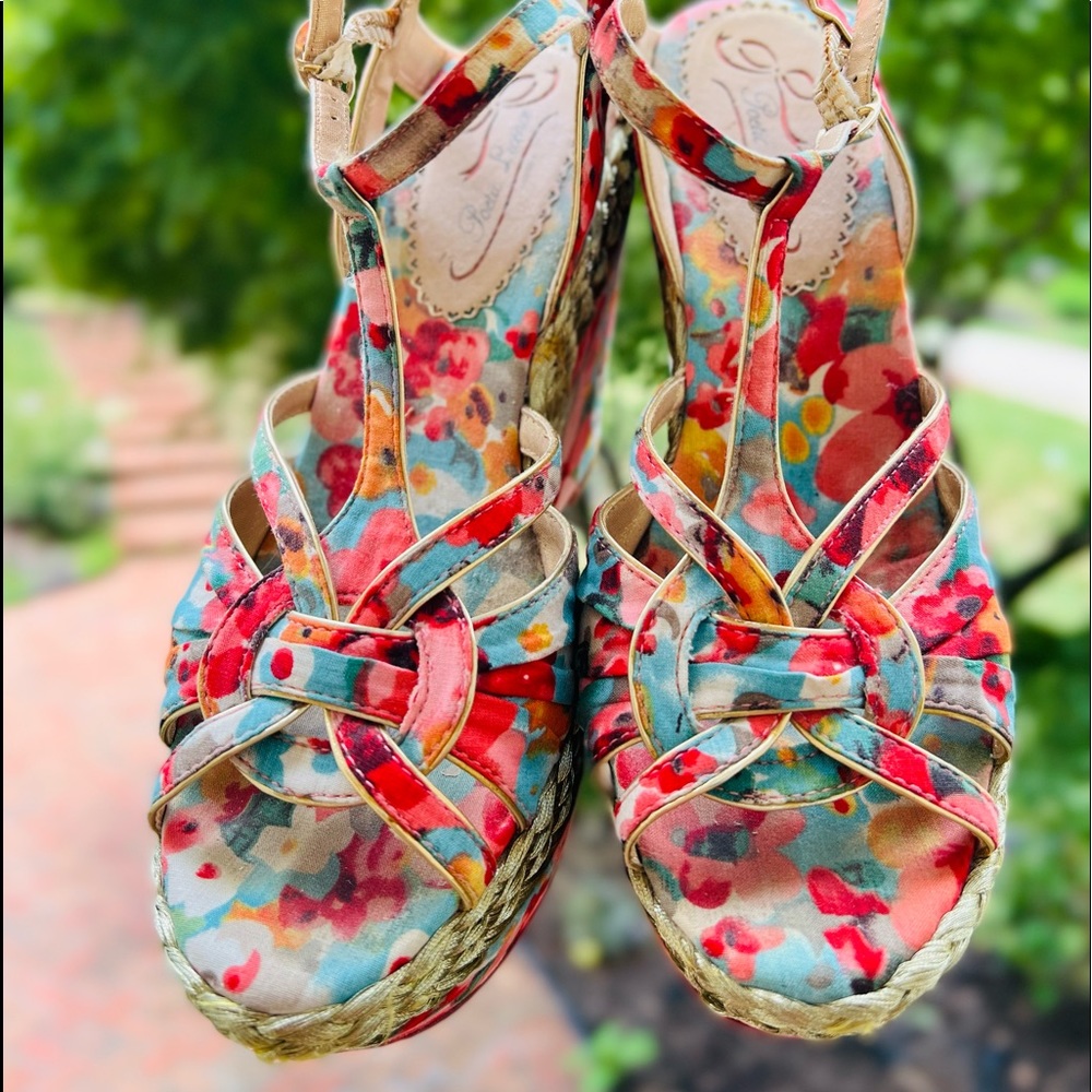 Size 6.5 GUC Poetic Licence, Arm Candy, floral with gold trim wedge heel